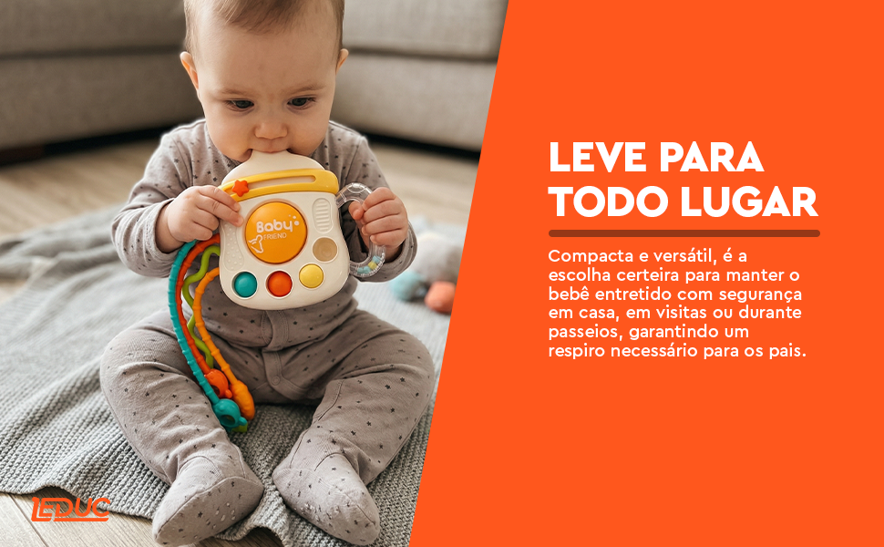 Bebê brincando com o Mordedor Sensorial Mamadeira Pop It Leduc — compacto e leve para todo lugar